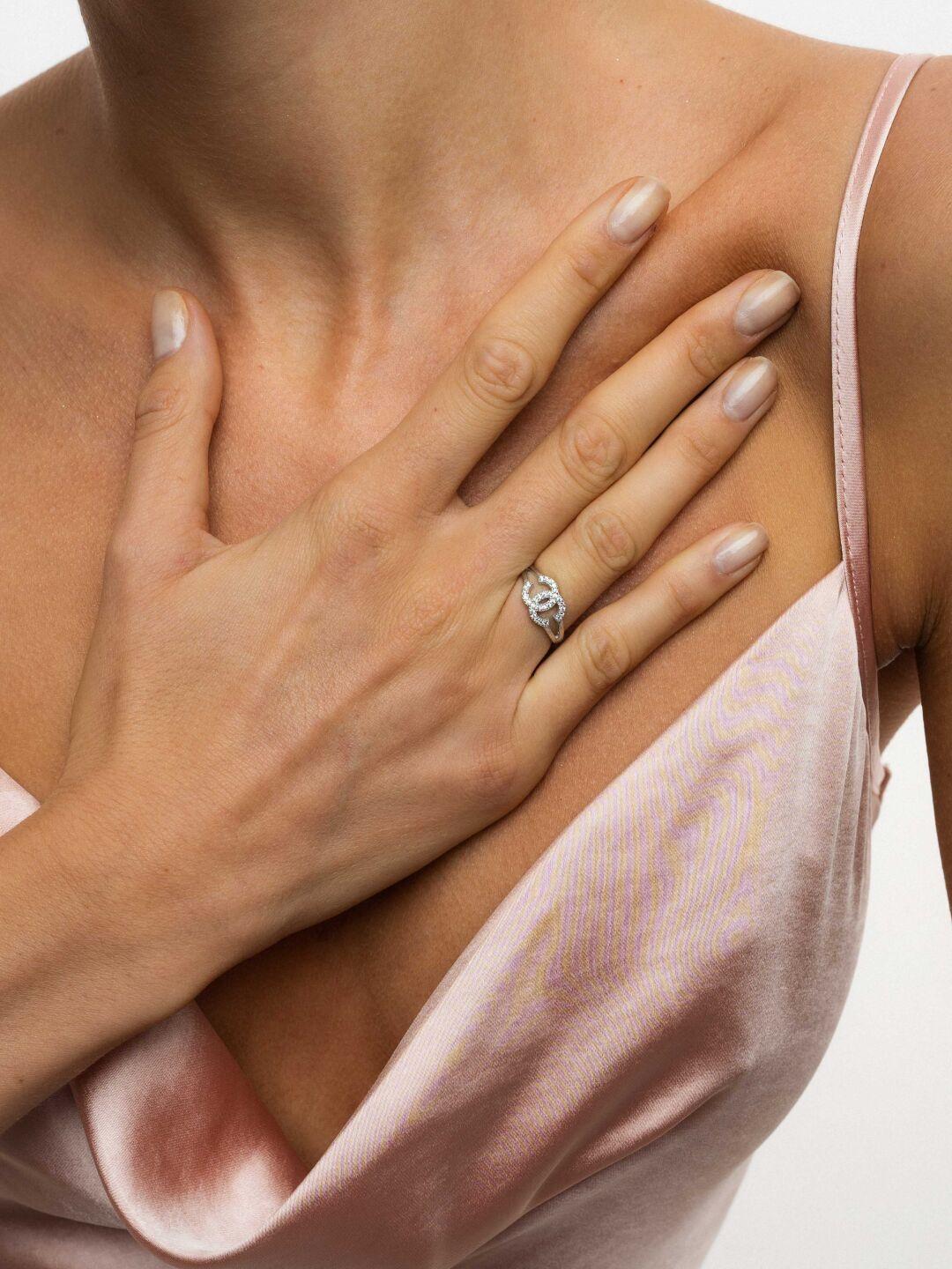 Зображення Срібна каблучка з фіанітами при наведенні